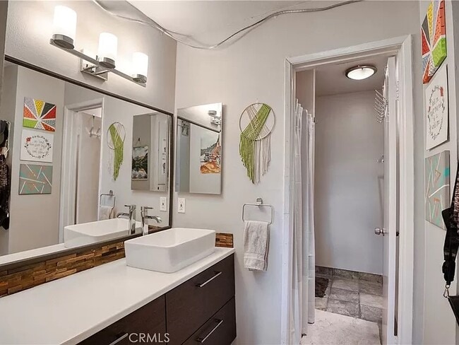 Photo - 5460 White Oak Ave Unidad D building