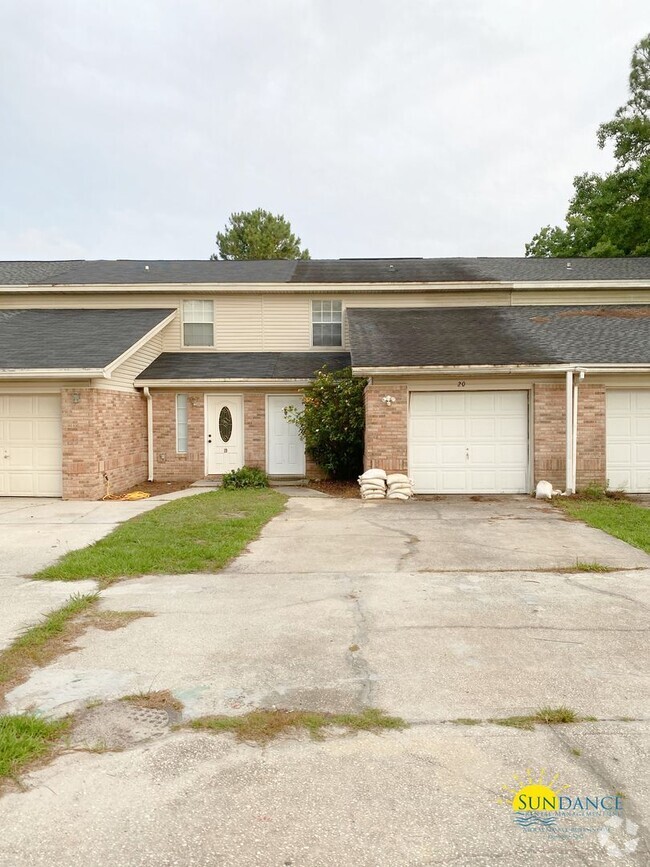 Building Photo - Great 3 Bedroom Townhouse Close to Both Ba...