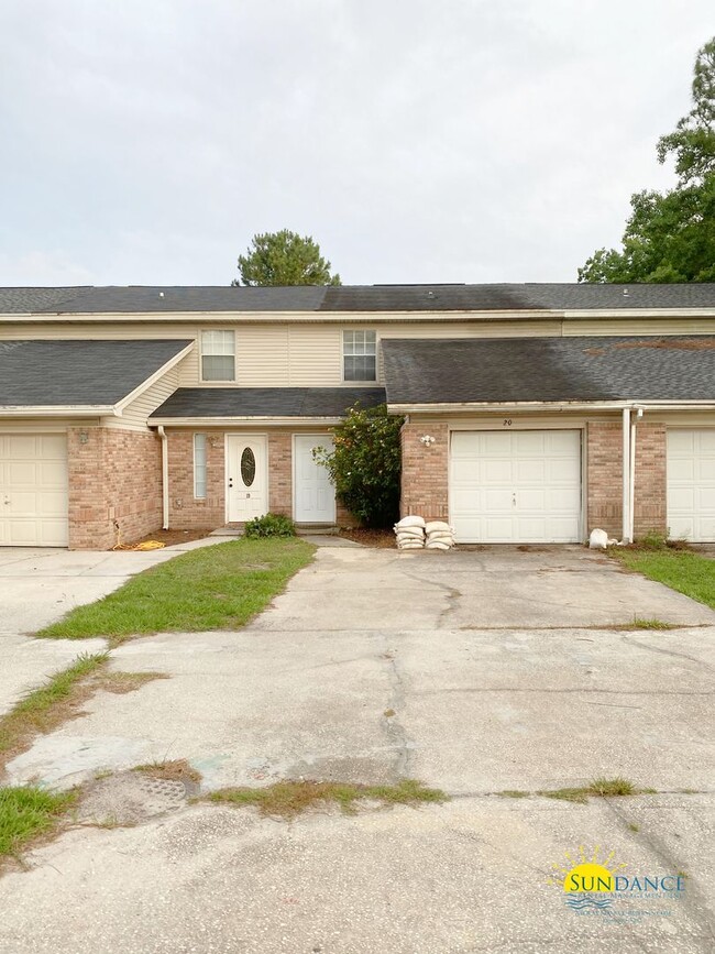 Great 3 Bedroom Townhouse Close to Both Ba... - Great 3 Bedroom Townhouse Close to Both Ba...