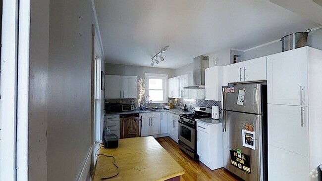 Building Photo - 242 Summer St Unit 2 Rental