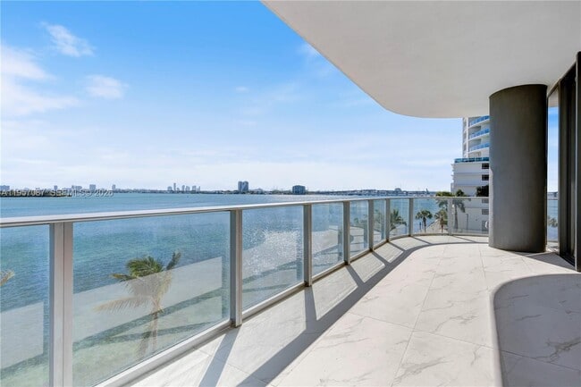 Photo - 700 NE 24th St Unidad 207-A