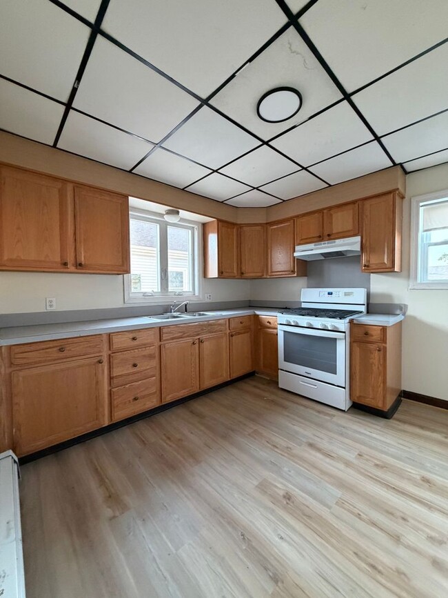 Building Photo - 192 Snell St Unit 2
