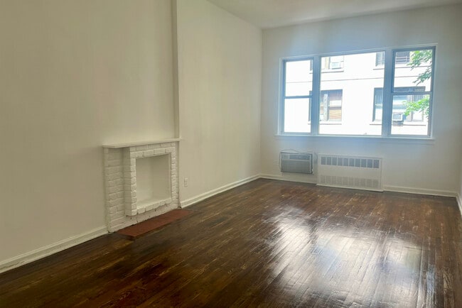 Building Photo - 41 W 71st St