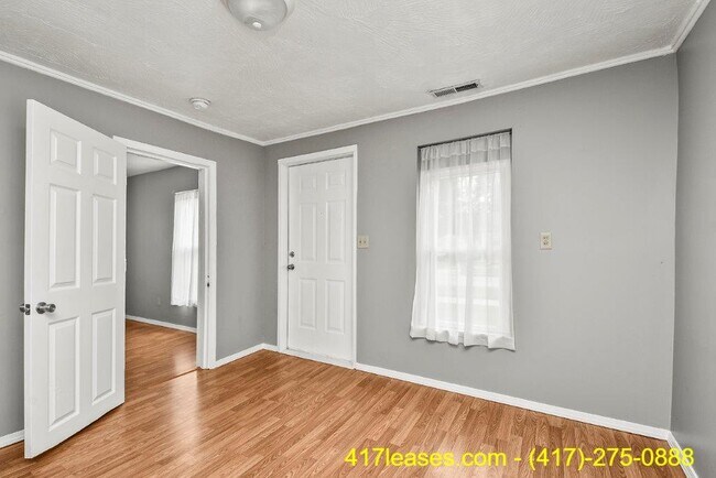 2139 N Taylor Ave