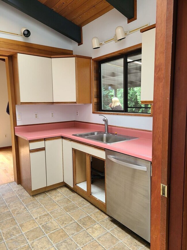 Photo - Lovely Home on 5 Acres Near the Water in R...