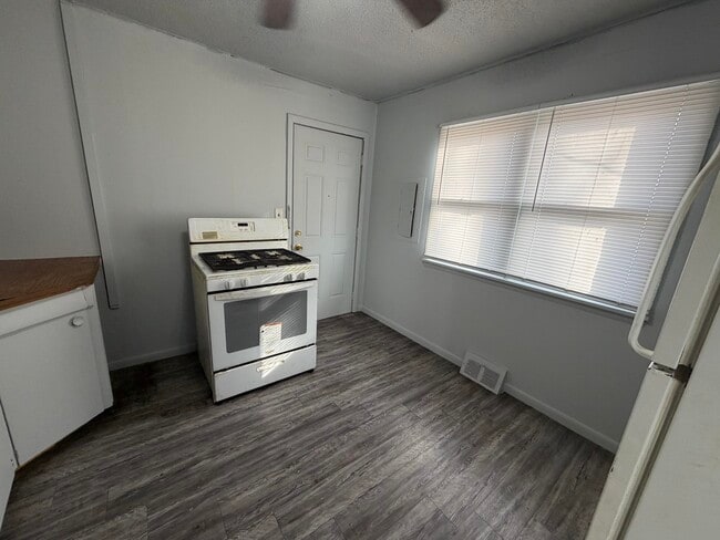 Photo - 1541 Fairchild-E