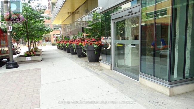 8 Charlotte St Unit 2508