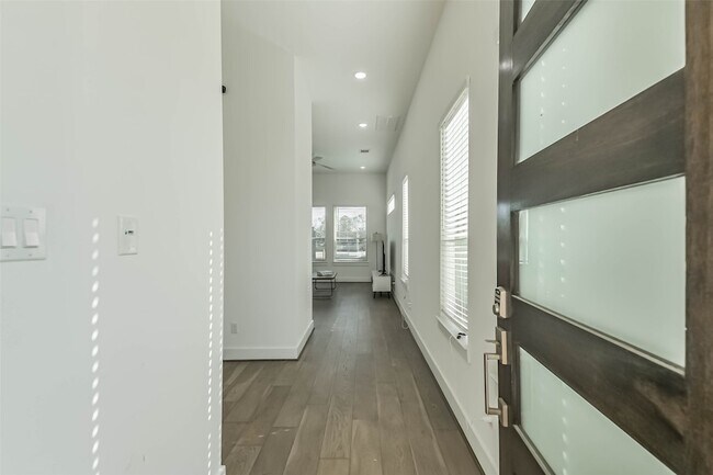 Photo - 308 Queen Sude Ln