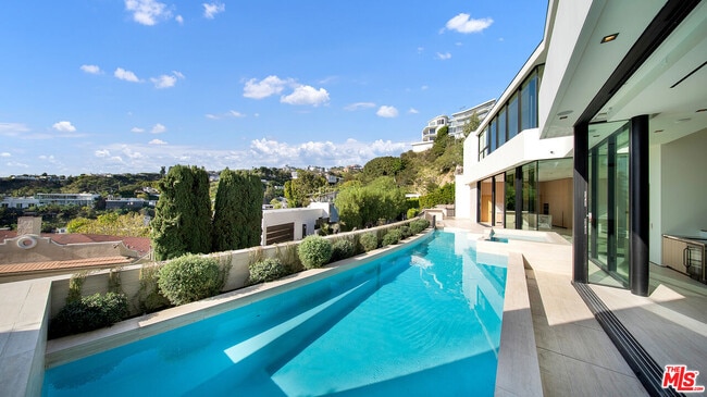 Photo - 8765 Hollywood Blvd