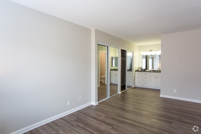 2BR, 2BA-950 SF