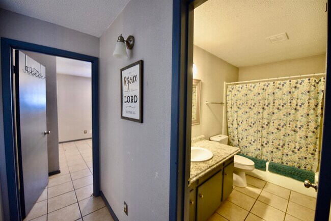 Photo - 710 W Cantu Rd