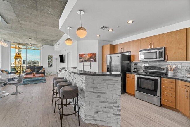 300 S Australian Ave Unidad 300 S AUSTRALIAN Avenue 1