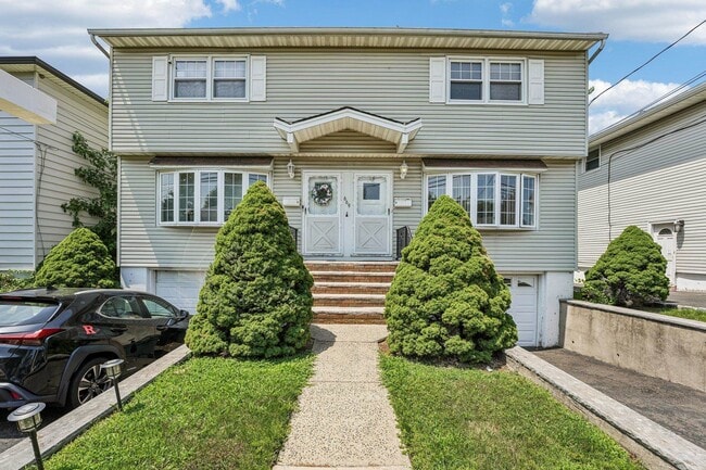 Building Photo - 669 9TH St Unit 2