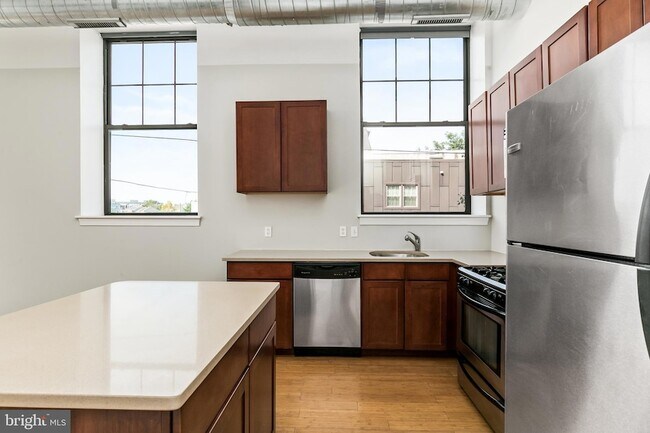 Photo - 1637-39 Poplar St Unit S2