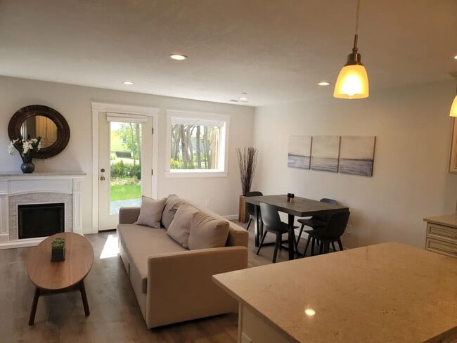 2 Bedroom 2.5 Bath Townhouse located withi... - 2 Bedroom 2.5 Bath Townhouse located withi...