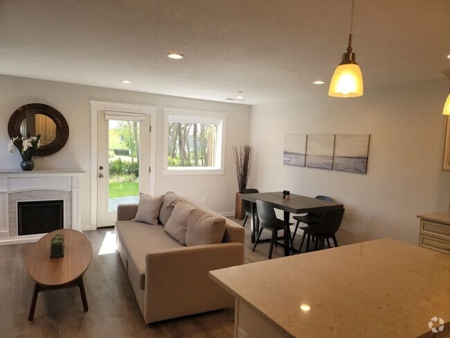 Building Photo - 2 Bedroom 2.5 Bath Townhouse located withi...