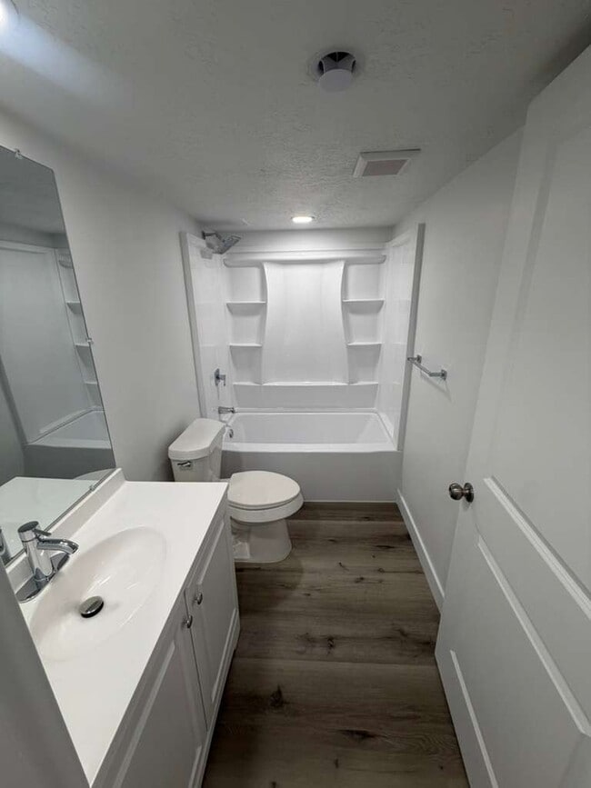 Photo - 63 E Ferndell St Unidad #Basement