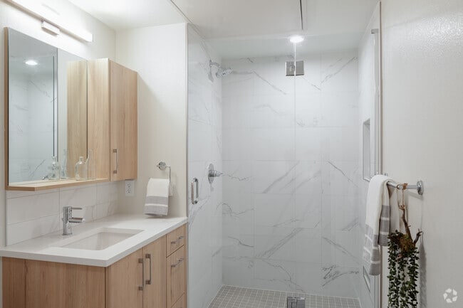 1BR, 1BA - 698SF