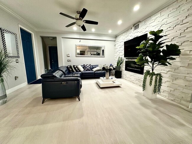 Building Photo - 4720 Mimosa Pl Unit 905