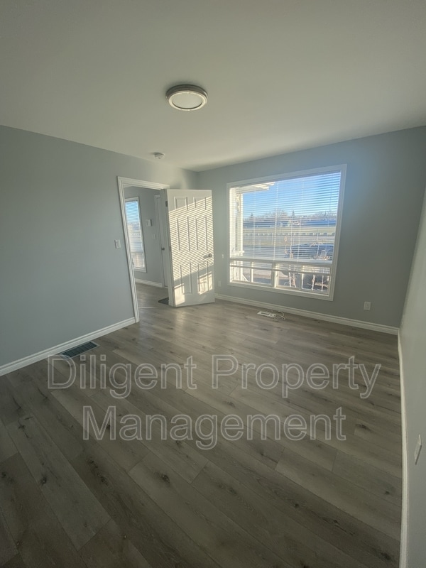 Photo - 260 Lansdowne St W