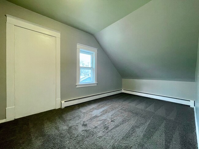 Building Photo - Riveting 5 Bedroom 1.5 Bathroom Home in Minneapolis!