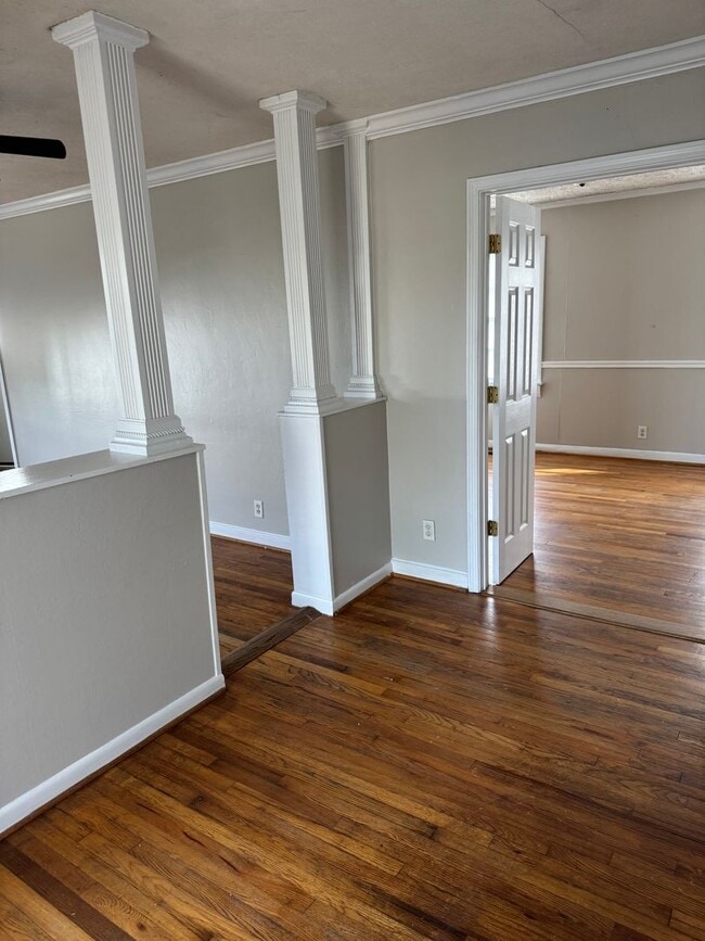 Photo - 320 W 41st St