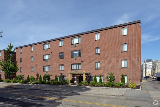 Babcock Street Apartments, 222-230
