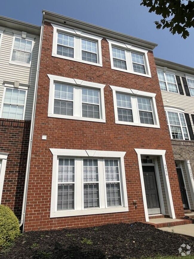 Building Photo - 3 Bed, 3 Story Townhome in desired Ayrsley