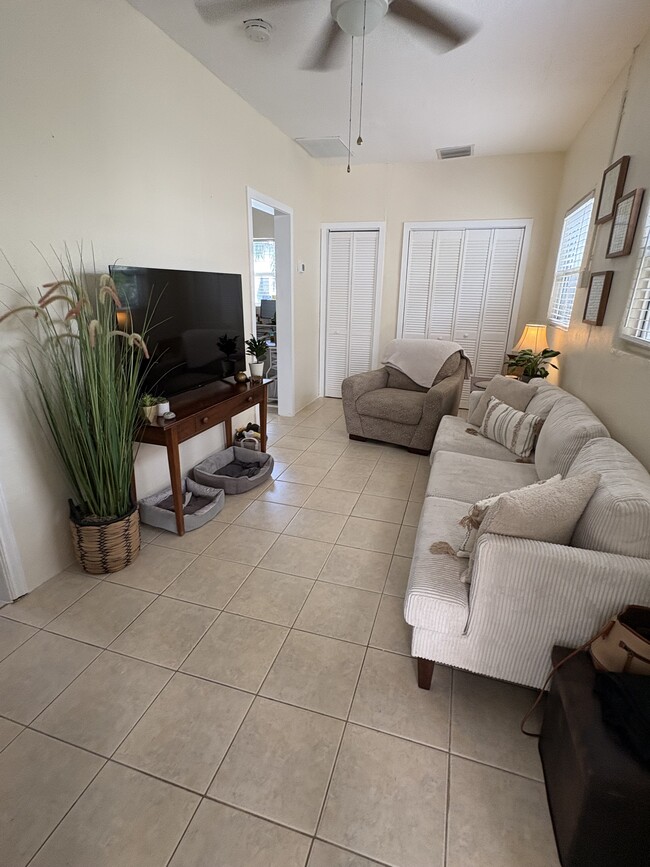 Photo - 215 Pineapple St