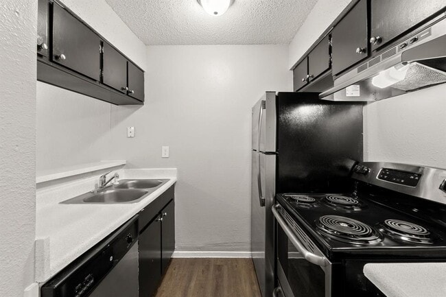 Building Photo - 2001 I-35 Unit 221 Rental