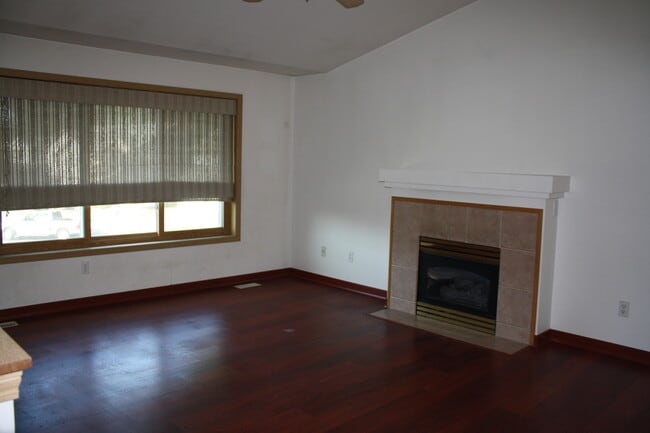 Photo - Spacious Split Entry