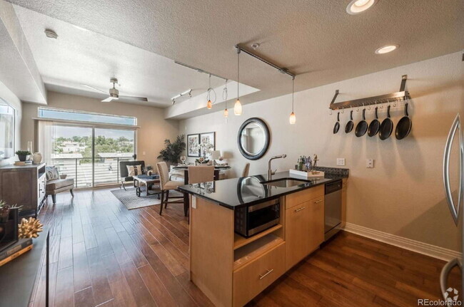Building Photo - Amazing apartment in Jefferson Park with v... Unit 405