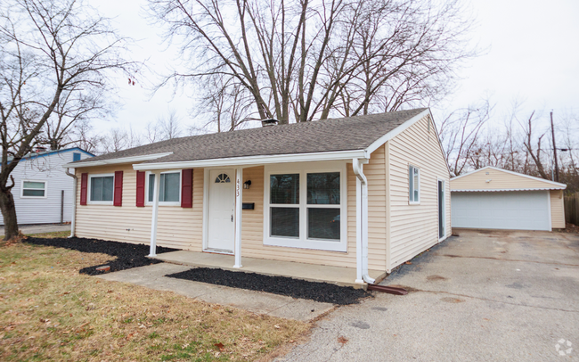 Building Photo - Updated Spacious Three Bedroom in Warren T... Rental