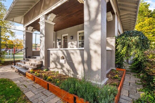 Photo - 127 Trowbridge St NE