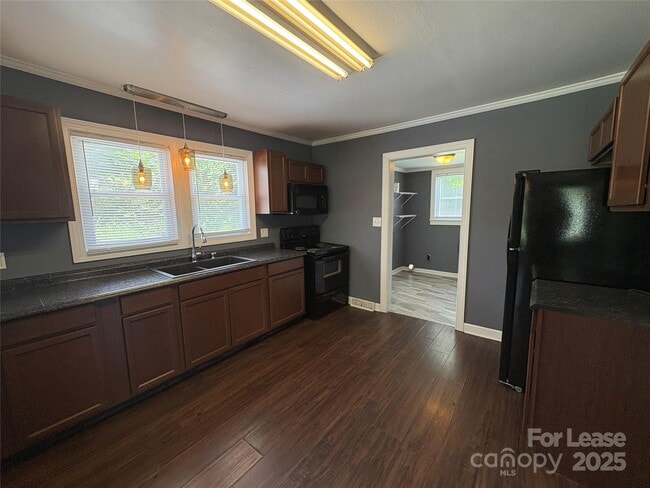 Photo - 617 Miller St