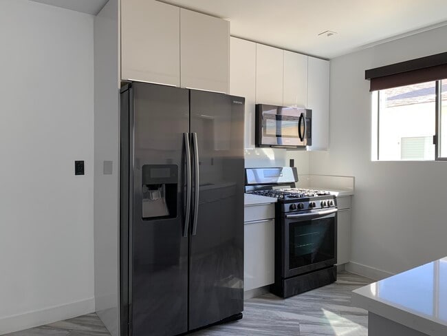UNIT 8 - available on 4/13 - 955 N. Oxford Ave.