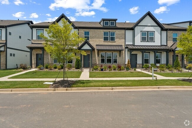 Building Photo - Charming 3BR w/studio Townhome in Indian L...