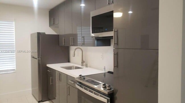 Building Photo - 3766 SW 27th Terrace Unit upstairs