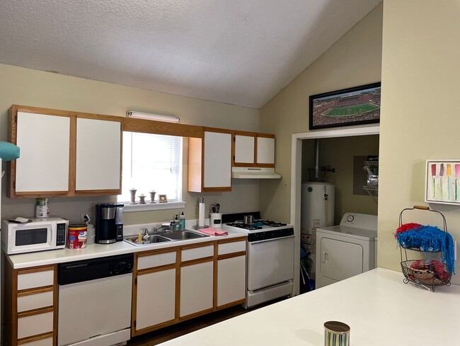 Photo - 2 BR 2 BA Fenced Yard