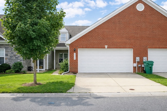 Building Photo - 9118 Clubhouse Dr