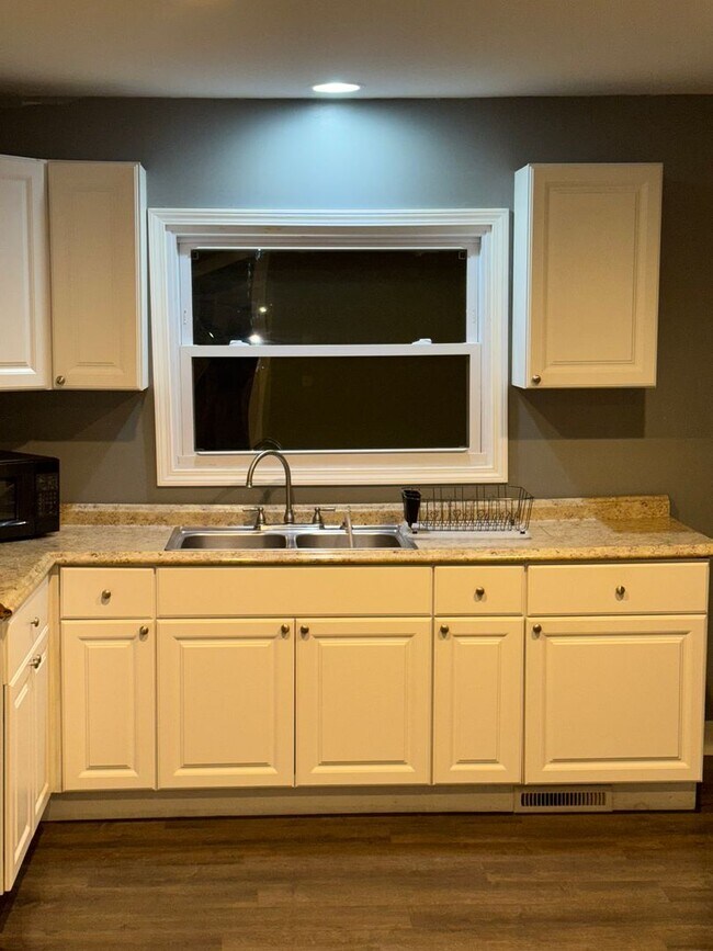 Building Photo - 2 Bedroom 1 Bathroom- Single Family Home