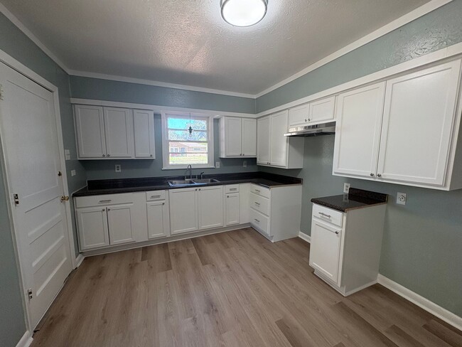 Photo - 918 Huntington Ln