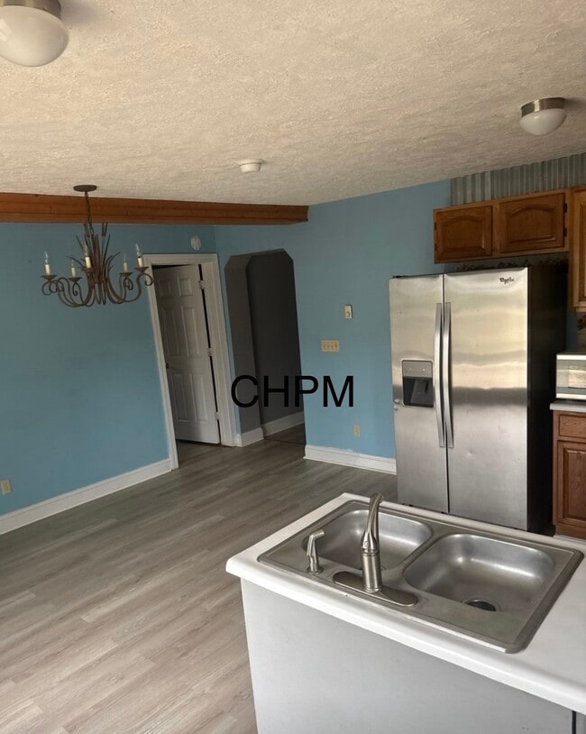 Photo - 916 Maple St