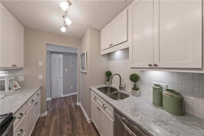 Building Photo - 1431 Thrush Plz Unit 1