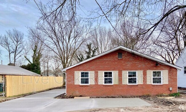 Building Photo - 9422 Peachtree St Rental