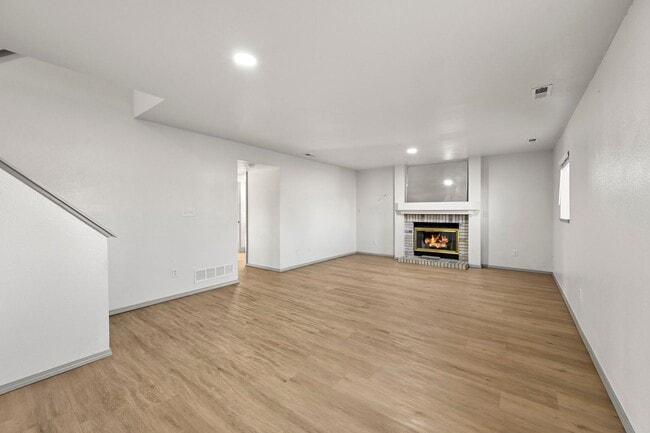 Photo - 330 Putnam Dr