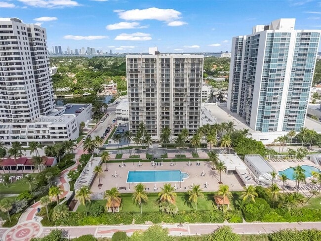 Building Photo - 2625 Collins Ave Unit 318 Rental