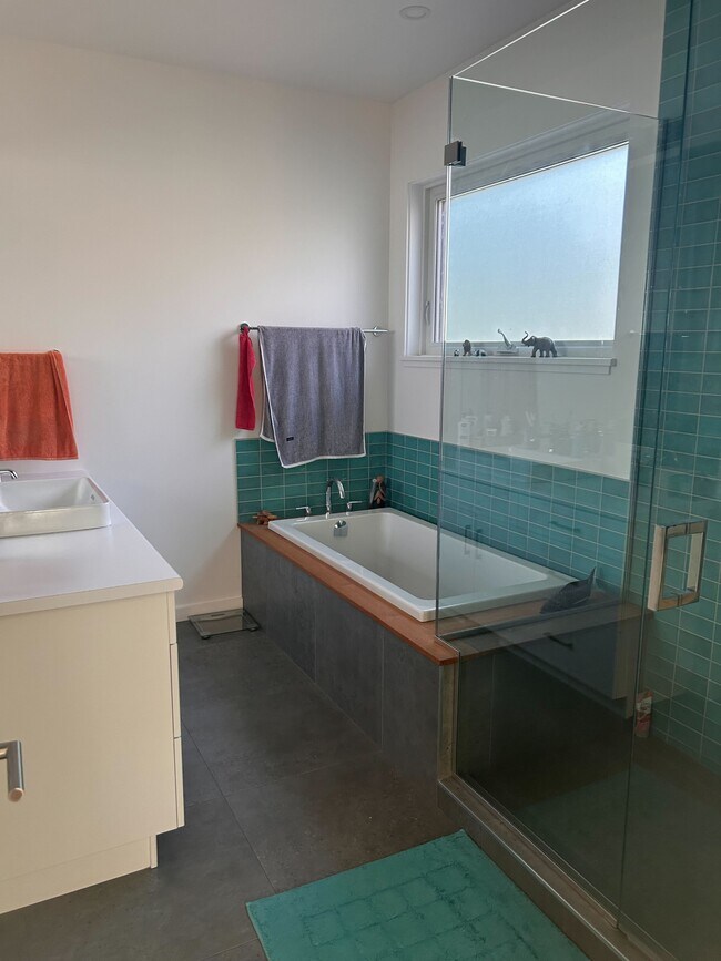 Photo - 1303-1315 15 St E