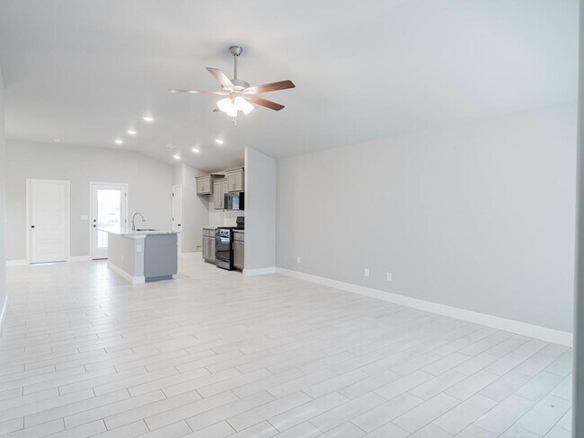 Photo - 6100 NW Silas St