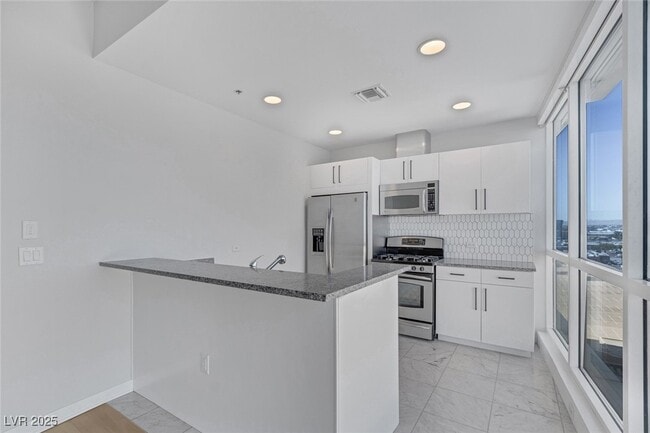 Building Photo - 4525 Dean Martin Dr Unit 1010